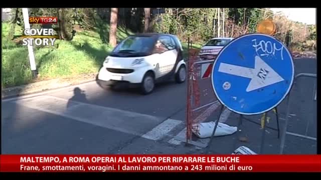 Maltempo, a Roma operai al lavoro per riparare buche