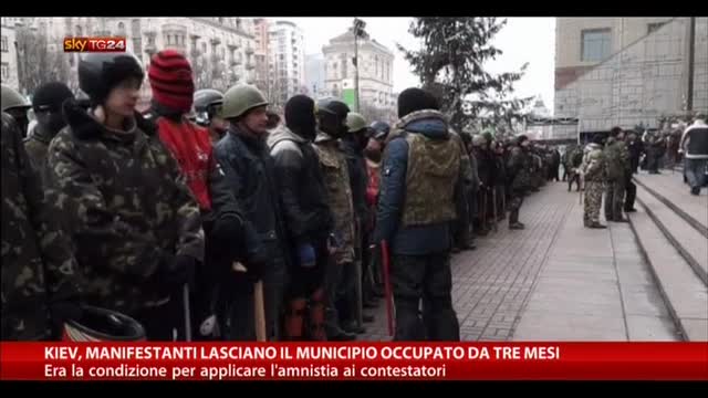 Kiev, manifestanti lasciano il municipio occupato da 3 mesi