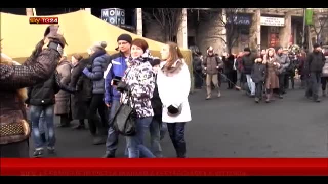 Kiev, le famiglie in piazza Maidan a festeggiare la vittoria
