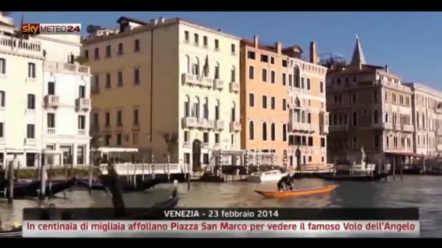 Piazza San Marco affollata per il Volo dell'Angelo. Video