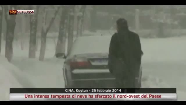 Cina, intensa tempesta di neve sul nord-ovest. Video