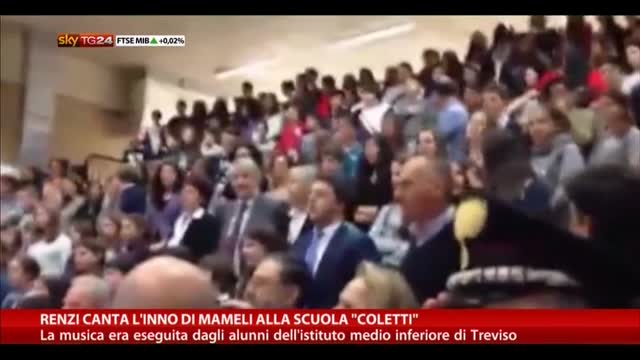 Renzi canta l'Inno di Mameli alla scuola Coletti