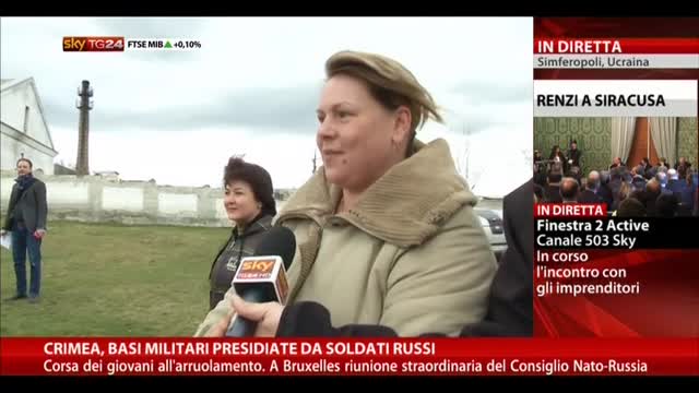 Ucraina, le donne fanno visita ai militari in caserma: video