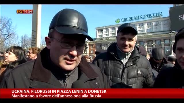 Ucraina, filorussi in Piazza Lenin a Donetsk
