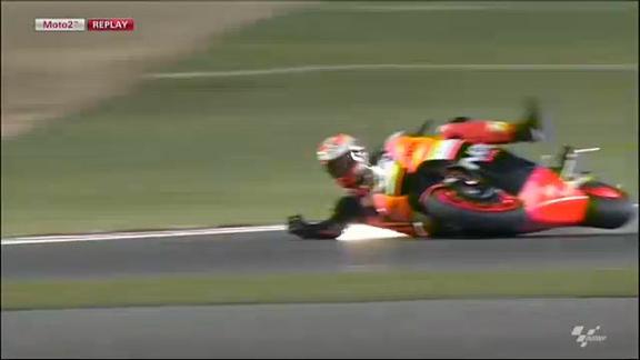 Moto2: caduta per Simone Corsi durante le qualifiche