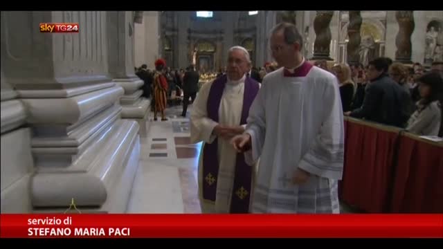 Papa confessa fedeli in San Pietro. La 24 ore per il Signore