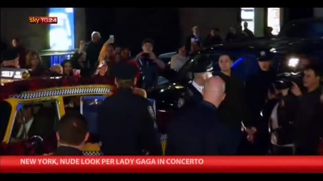 New York, nude look per Lady Gaga in concerto