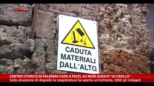 Centro storico Palermo a pezzi, su muri adesivi "io casco"
