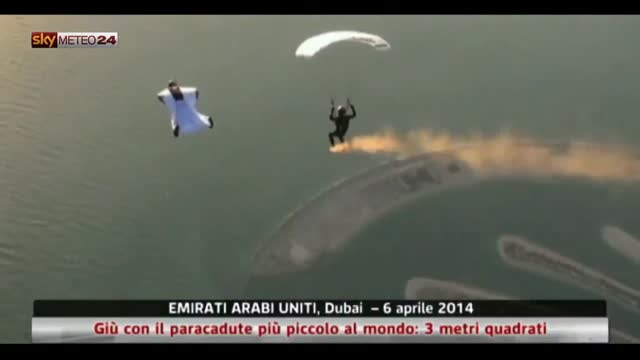Dubai, giù con il paracadute più piccolo al mondo