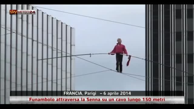 Francia, funambolo attraversa Senna su cavo lungo 150 metri