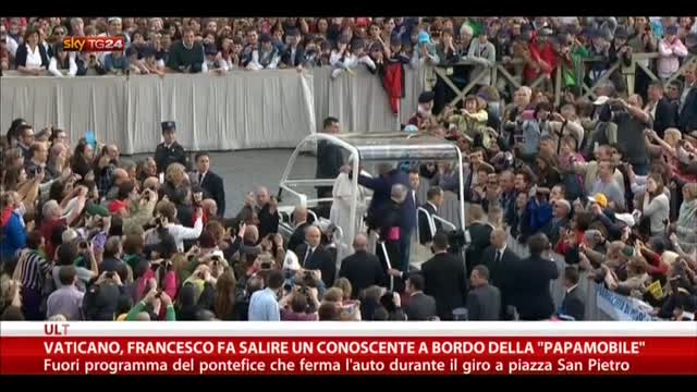 Vaticano,Francesco fa salire conoscente a bordo "Papamobile"