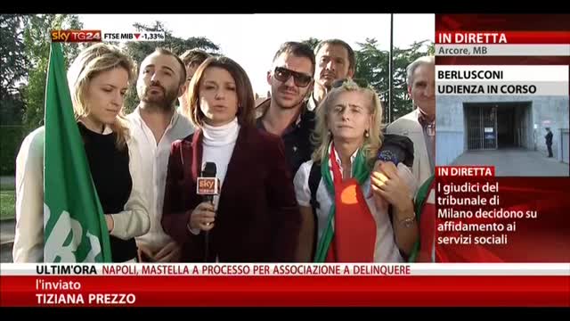 Manifestazione pro Berlusconi davanti villa di Arcore