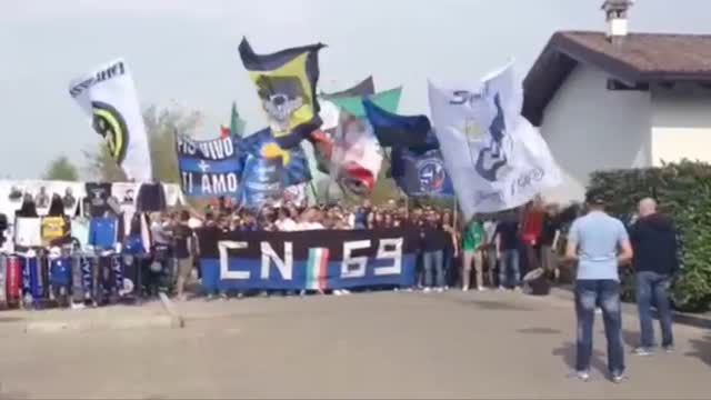 Inter, tifosi ad Appiano: "Date tutto in campo"