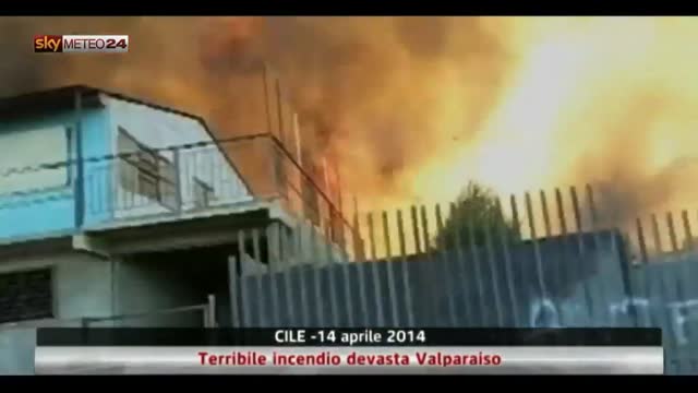 Cile, terribile incendio devasta Valparaiso