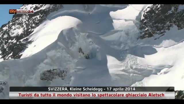 Svizzera, turisti visitano spettacolare ghiacciaio Aletsch