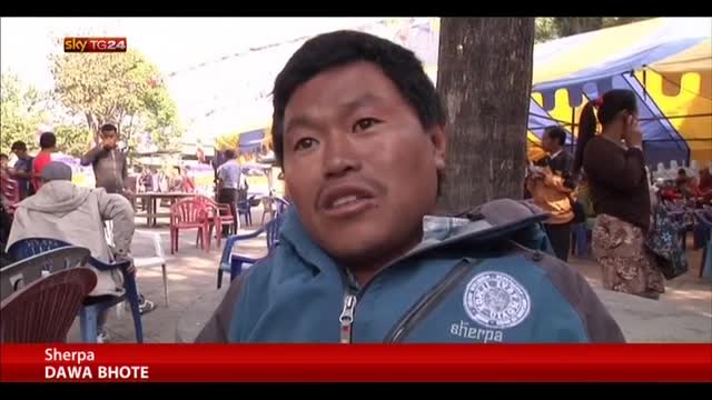 Kathmandu, cremati i corpi di 2 Sherpa morti nella valanga