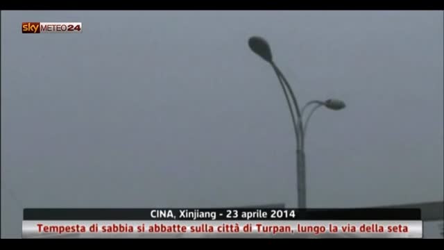 Cina: tempesta di sabbia si abbatte sulla città di Turpan