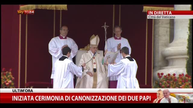 Francesco pronuncia formula canonizzazione dei due Papi