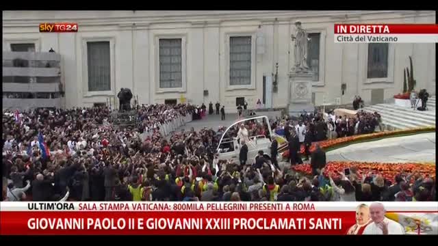 Canonizzazione, Papa Francesco saluta la folla