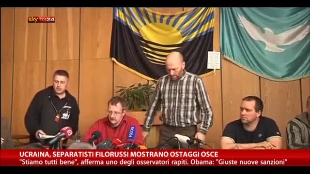 Ucraina, separatisti filorussi mostrano ostaggi Osce