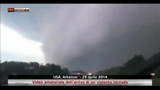 USA, video amatoriale dell’arrivo di un violento tornado
