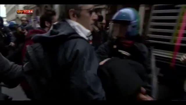 Primo maggio, Torino: scontri tra polizia e manifestanti