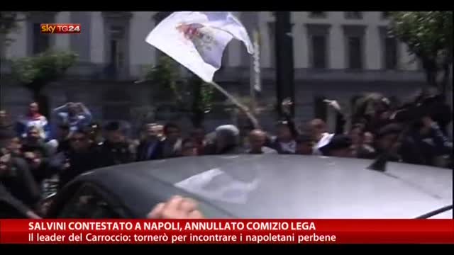 Salvini contestato a Napoli, annullato comizio Lega