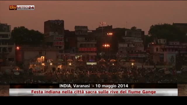 Festa indiana nella città sacra sulle rive del fiume Gange