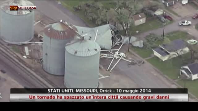 Un tornado ha spazzato un'intera città causando gravi danni