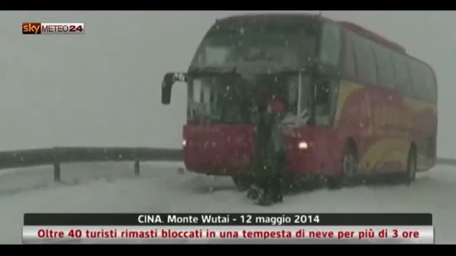 Cina, Oltre 40 turisti rimasti bloccati in tempesta di neve