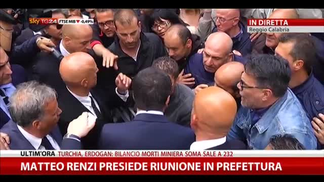Reggio Calabria, Renzi contestato davanti alla prefettura