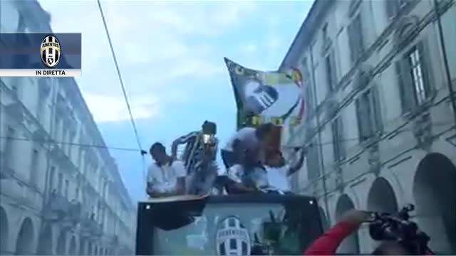 Juventus in festa, il giro della città sul bus scoperto