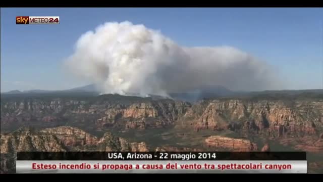 Incendio si propaga a causa del vento tra i canyon arizonici