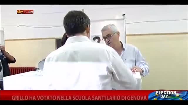 Grillo ha votato nella scuola di Sant'Ilario di Genova