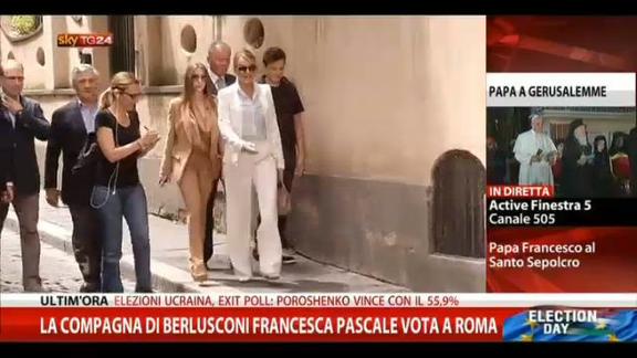 La compagna di Berlusconi Francesca Pascale vota a Roma