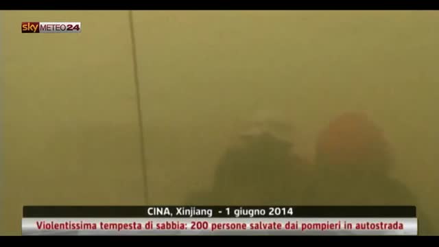 Cina, tempesta di sabbia: 200 persone salvate dai pompieri
