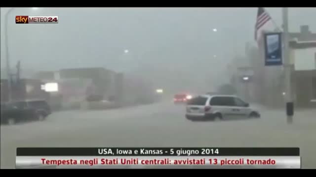 Tempesta negli Stati Uniti centrali con pioggia e grandine