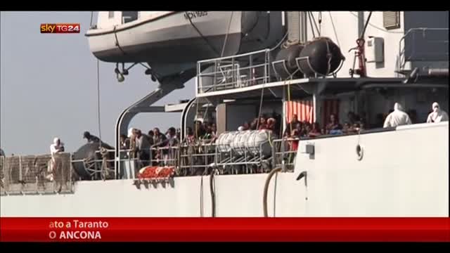 Immigrazione, oltre 1300 profughi da nave Marina Militare