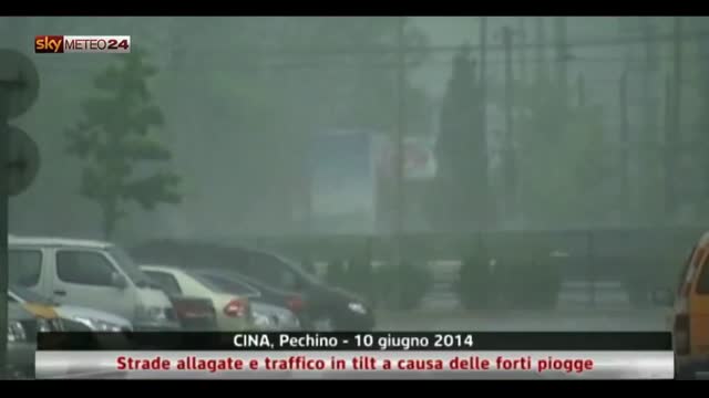 Cina, strade allagate e traffico in tilt per le forti piogge