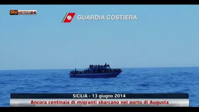 Sicilia, centinaia di migranti sbarcano nel porto di Augusta