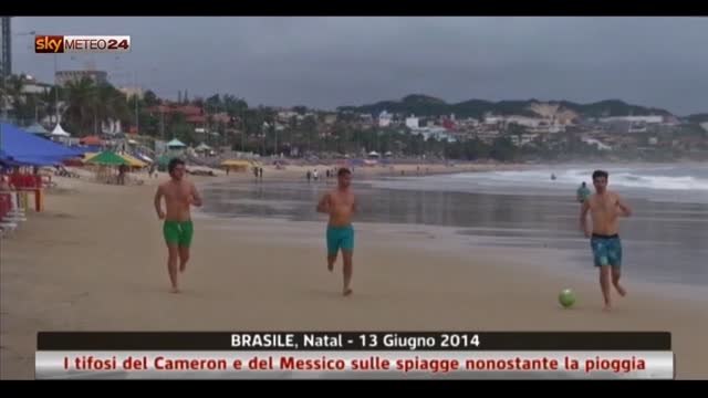 Brasile, i tifosi del Cameron e del Messico sulle spiagge