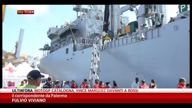 Migranti, arrivata nave marina con oltre 700 a bordo