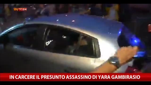 Yara Gambirasio, folla inveisce contro presunto assassino