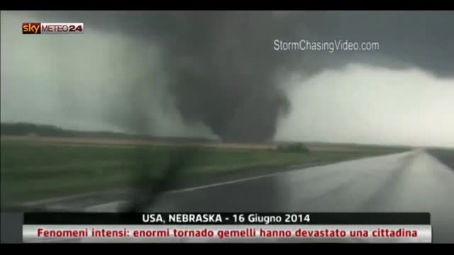 Enormi tornado gemelli devastano una cittadina negli Usa