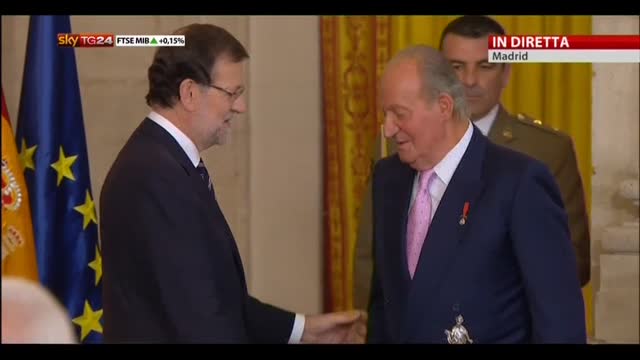 Madrid, re Juan Carlos firma la legge con cui abdica: video