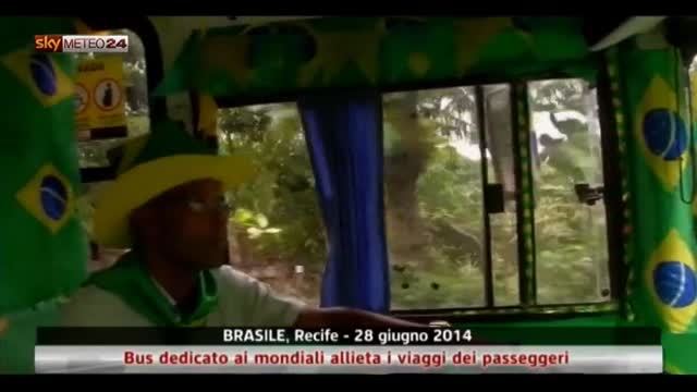Brasile, il bus dedicato ai mondiali allieta i passeggeri