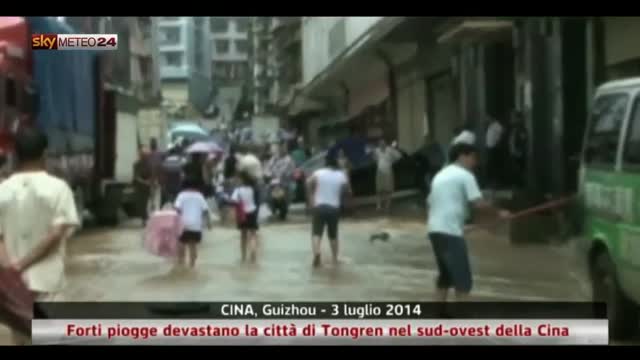Cina, forti piogge devastano la città di Tongren. Video