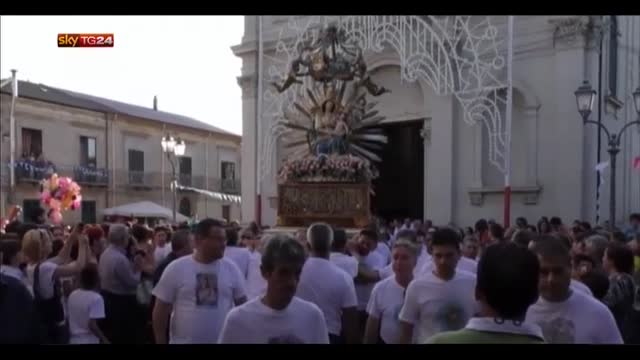 In Calabria la statua della Madonna fa l'inchino al boss