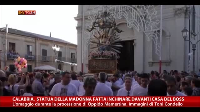 Calabria, l'inchino della statua della Madonna per il boss