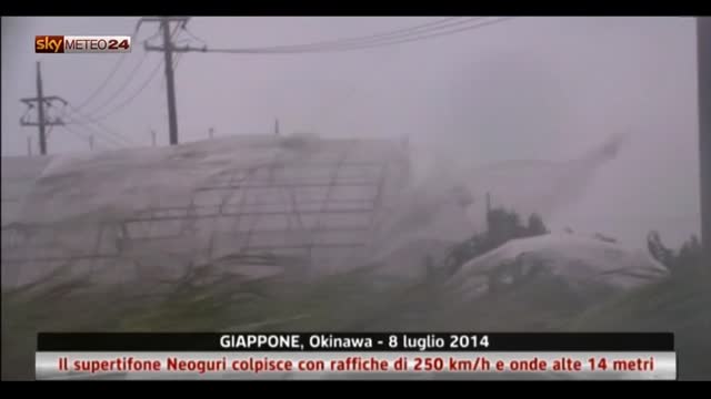 Giappone: supertifone colpisce Okinawa con onde da 14 metri